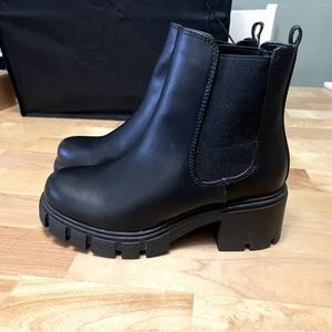 NWT Arizona black Chelsea boot with memory foam sole size 6.5